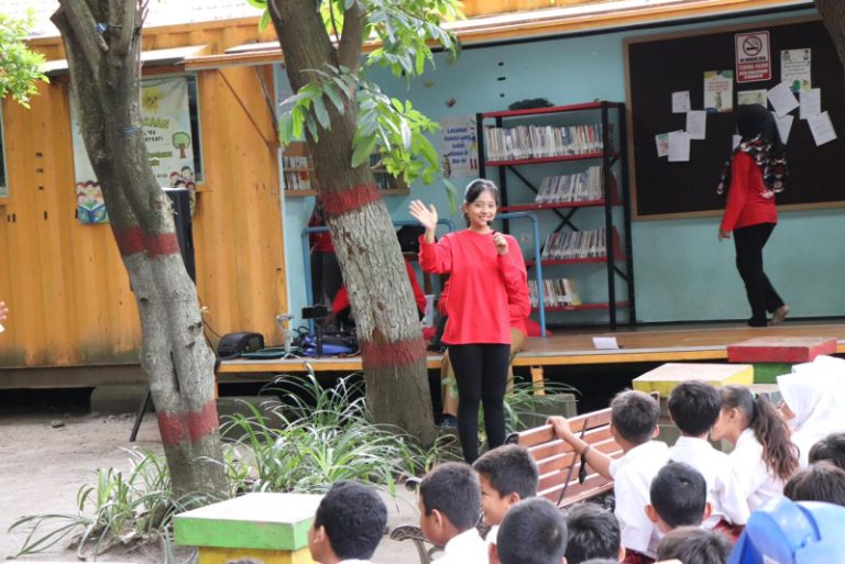 Pengunjung dari kalangan pendidikan saat mengunjungi perpustakaan Kota Mojokerto. Foto : Dinas Perpustakaan Kearsipan Kota Mojokerto.
