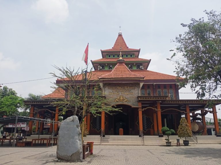 Masjid Darul Muttaqin yang mempunyai ciri khas bangunan Majapahit. Foto: Fio Atmaja