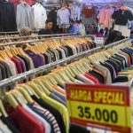 ilustrasi thrifting pakaian bekas impor