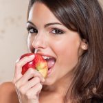 ilustrasi makan apel