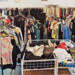 ilustrasi pakaian bekas yang dijual