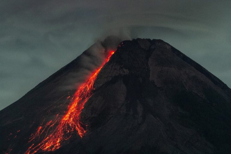 Sabtu Pagi, Gunung Merapi Luncurkan Guguran Lava Pijar 17 Kali