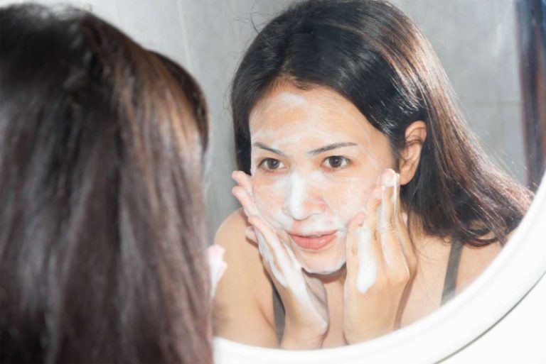 5 Efek Negatif Cuci Muka dengan Sabun Mandi