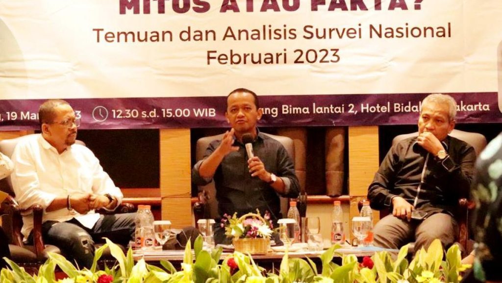 Menteri Investasi dan Kepala BPKM, Bahlil Lahadalia (tengah)