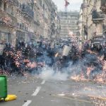 Prancis Rusuh Jalanan Seperti Medan Perang Imbas Demonstrasi Besar-besaran.
