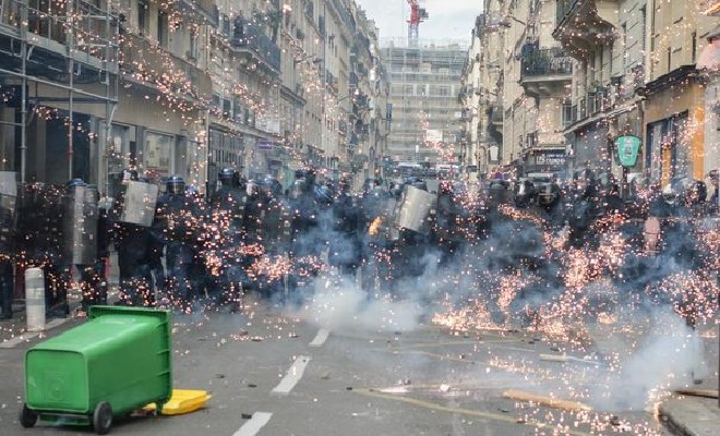 Prancis Rusuh Jalanan Seperti Medan Perang