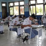 ilustrasi siswa SMA sedang mengerjakan Ujian Nasional