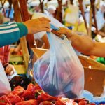 ilustrasi berbelanja menggunakan kantong plastik