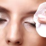 ilustrasi membersihkan makeup