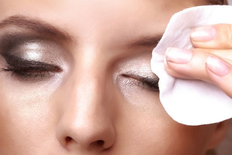 ilustrasi membersihkan makeup