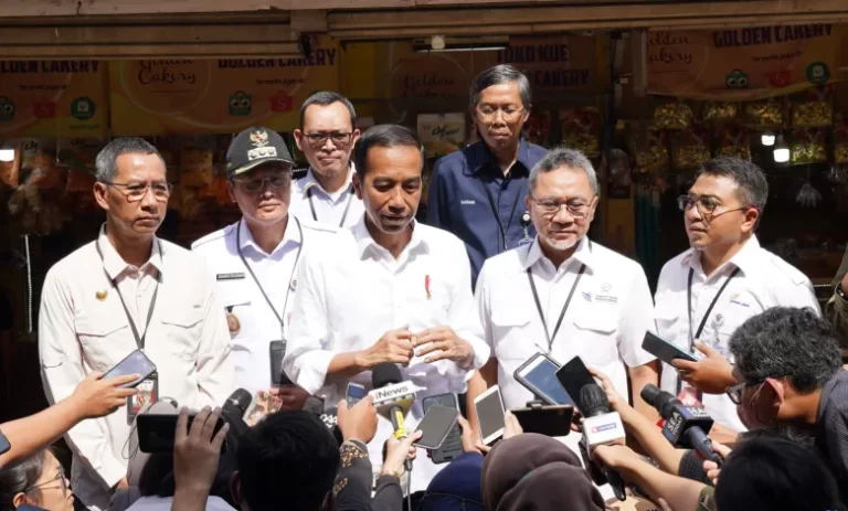 Tepati Janji, Presiden Jokowi dan Zulhas Blusukan ke Pasar