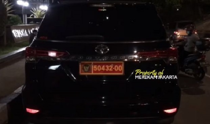 Fortuner Pelat Dinas Kemhan Tabrak Supir