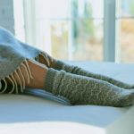 ilustrasi pakai kaus kaki saat tidur