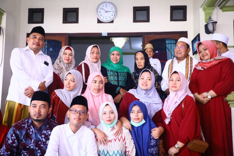 Gubernur Jatim Bagikan Zakat Produktif di Batu Ampar Pamekasan