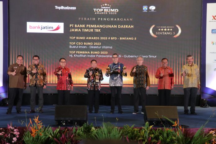 PT Bank Pembangunan Daerah Jawa Timur Tbk atau bankjatim telah berhasil meraih penghargaan ajang TOP BUMD Awards 2023 yang diselenggarakan di Dian Ballroom, Hotel Raffles, Jakarta (5/4/2023).