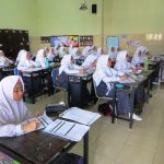 ilustrasi kegiatan belajar mengajar di kelas