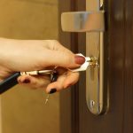 ilustrasi mengunci pintu