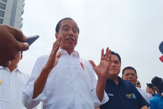 Presiden Jokowi memberikan keterangan pers usai meresmikan Hunian Milenial untuk Indonesia di Depok, Jawa Barat (13/4/2023).