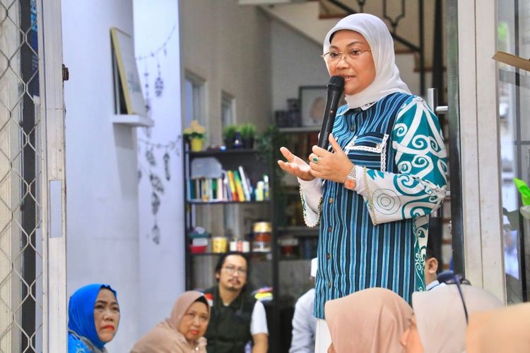 Menteri Ketenagakerjaan (Menaker) Ida Fauziyah saat mengunjungi dan berdiskusi dengan masyarakat komunitas sanggar seni dan budaya Betawi di bawah Yayasan Sirih Dare yang berlokasi di Gang Citra, Tegal Parang, Mampang Prapatan, Jakarta Selatan (17/04/23).