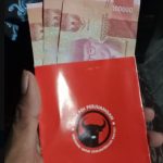 Politisi PDIP bagi-bagi amplop berisi duit di masjid Sumenep.