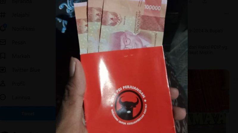 Politisi PDIP bagi-bagi amplop berisi duit di masjid Sumenep.