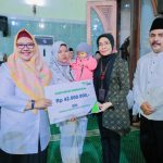 Wabup Gresik Serahkan JKM BPJS Ketenagakerjaan ke Ahli Waris Pekerja Rentan