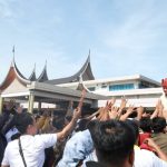 Tiba di Sumbar Disambut Ribuan Orang, Seruan ‘Prabowo Presiden’ Menggema