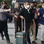 Bupati Kepulauan Meranti Muhammad Adil (baju hitam)