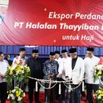 Pelepasan ekspor makanan siap saji dari PT Halalan Thayyiban Indonesia (HATI) oleh Menteri Agama Yaqut Cholil Qoumas (tiga kiri) dan Pemilik PT HATI Puspo Wardoyo di Solo (14/4/2023).