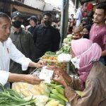 Presiden dan Ibu Iriana Cek Harga Kebutuhan Pokok di Pasar Sambonggede.
