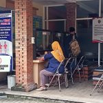 warga yang sedang melakukan antri di Dukcapil Kabupaten Mojokerto Foto : Fio Atmaja