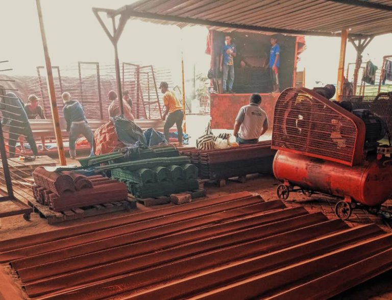 Aktivitas pekerja di Pabrik Mojokerto. Foto : Fio Atmaja