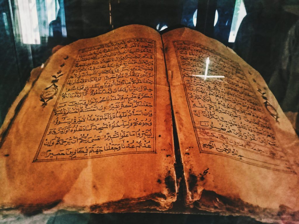 Kitab berusia 400 tahun' koleksi ponpes di Mojokerto. Foto : Muhammad Ilyasin