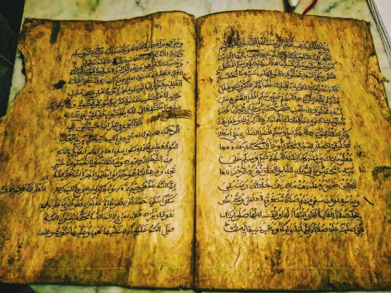 Kitab berusia 400 tahun' koleksi ponpes di Mojokerto. Foto : Muhammad Ilyasin