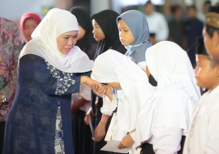 Berbagi Ceria Bersama 1.700 Anak Yatim di Tulungagung, Gubernur Khofifah Ajak Masyarakat Tingkatkan Kesalehan Sosial di Bulan Ramadhan