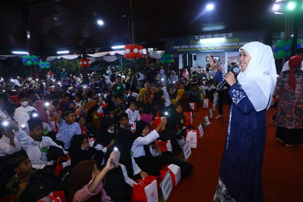 Berbagi Ceria Bersama 1.700 Anak Yatim di Tulungagung, Gubernur Khofifah Ajak Masyarakat Tingkatkan Kesalehan Sosial di Bulan Ramadhan