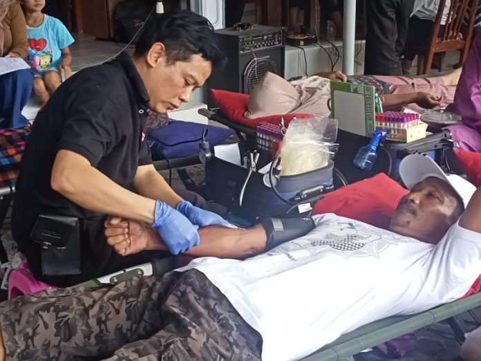 Kegiatan donor darah selama bulan Ramadan yang dilakukan PMI Kota Mojokerto di Betro, Mojokerto. Foto : Fio Atmaja