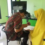 Caption: perekaman biometrik visa calon jemaah haji di Kemenag Kabupaten Mojokerto Minggu lalu. Foto : Fio Atmaja