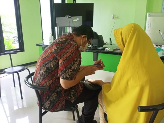 Caption: perekaman biometrik visa calon jemaah haji di Kemenag Kabupaten Mojokerto Minggu lalu. Foto : Fio Atmaja