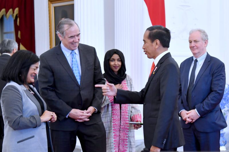 Presiden Joko Widodo bersama dengan anggota Kongres Amerika Serikat di Istana Merdeka Jakarta (12/04/2023).