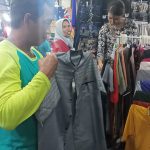 Sejumlah toko di Pasar Benteng mulai dipadati warga yang berburu kebutuhan hari raya Idul Fitri. Foto : Fio Atmaja