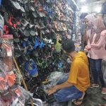 Sejumlah toko di Pasar Benteng mulai dipadati warga yang berburu kebutuhan hari raya Idul Fitri. Foto : Fio Atmaja