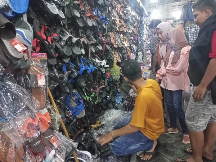 Sejumlah toko di Pasar Benteng mulai dipadati warga yang berburu kebutuhan hari raya Idul Fitri. Foto : Fio Atmaja