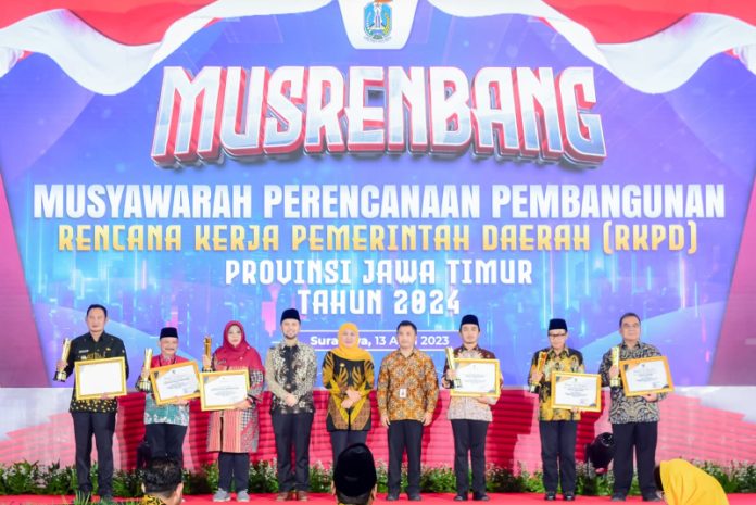 Musyawarah Perencanaan Pembangunan (Musrenbang) Rencana Kerja Pemerintah Daerah Provinsi Jawa Timur di Ballroom Shangri-La Hotel Surabaya (13/4/2023).