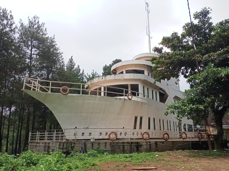 Masjid dengan arsitektur kapal pesiar di Mojokerto. Foto : Fio Atmaja