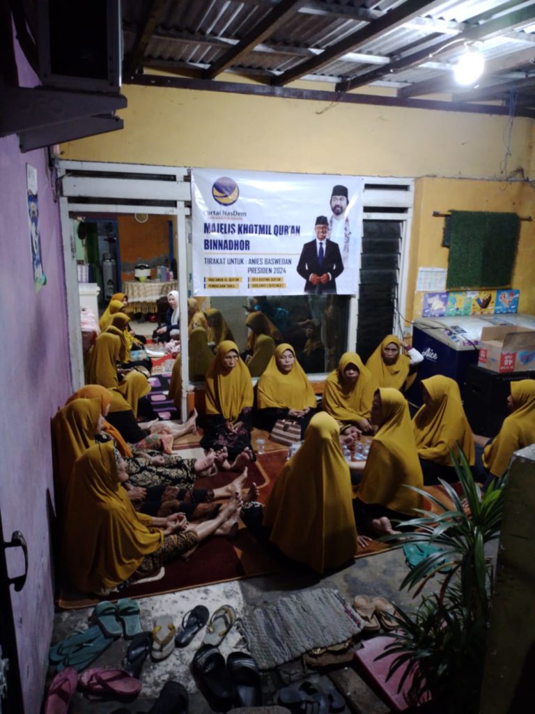 Para Bu Nyai di kompleks Pondok Pesantren Sidosermo Dalam di acara Majelis Khotmil Quran Binnadhor bertepatan dengan malam 27 ramadan