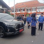 Bupati Mojokerto saat melakukan inspeksi kendaraan dinas roda empat. Foto : Fio Atmaja