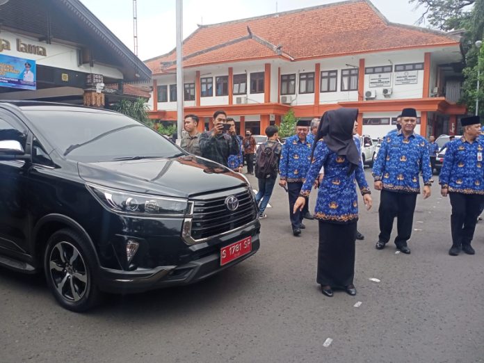 Bupati Mojokerto saat melakukan inspeksi kendaraan dinas roda empat. Foto : Fio Atmaja