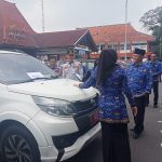Bupati Mojokerto saat melakukan inspeksi kendaraan dinas roda empat. Foto : Fio Atmaja