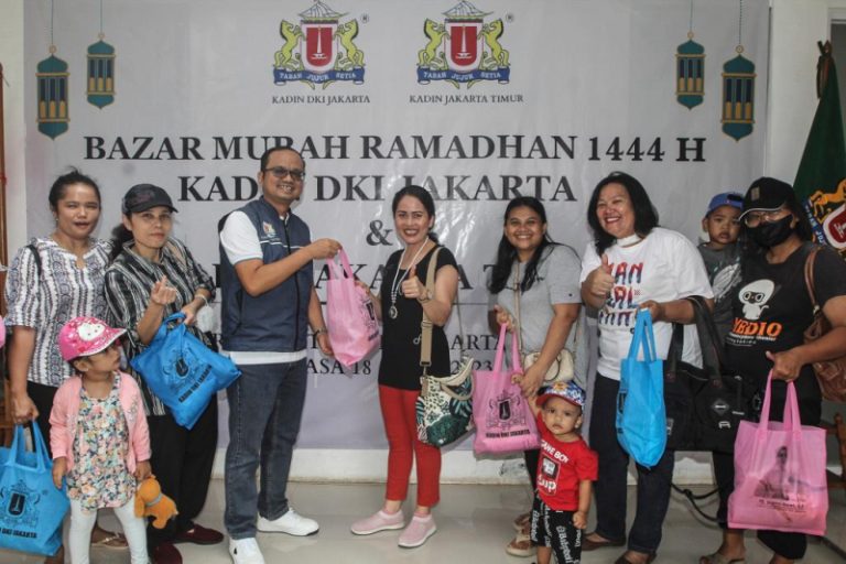 Kadin Jaktim gelar bazar murah paket sembako di Kantor Kadin Jaktim di Jalan Otto Iskandar Dinata (Otista) dalam rangka menyambut Lebaran 2023.